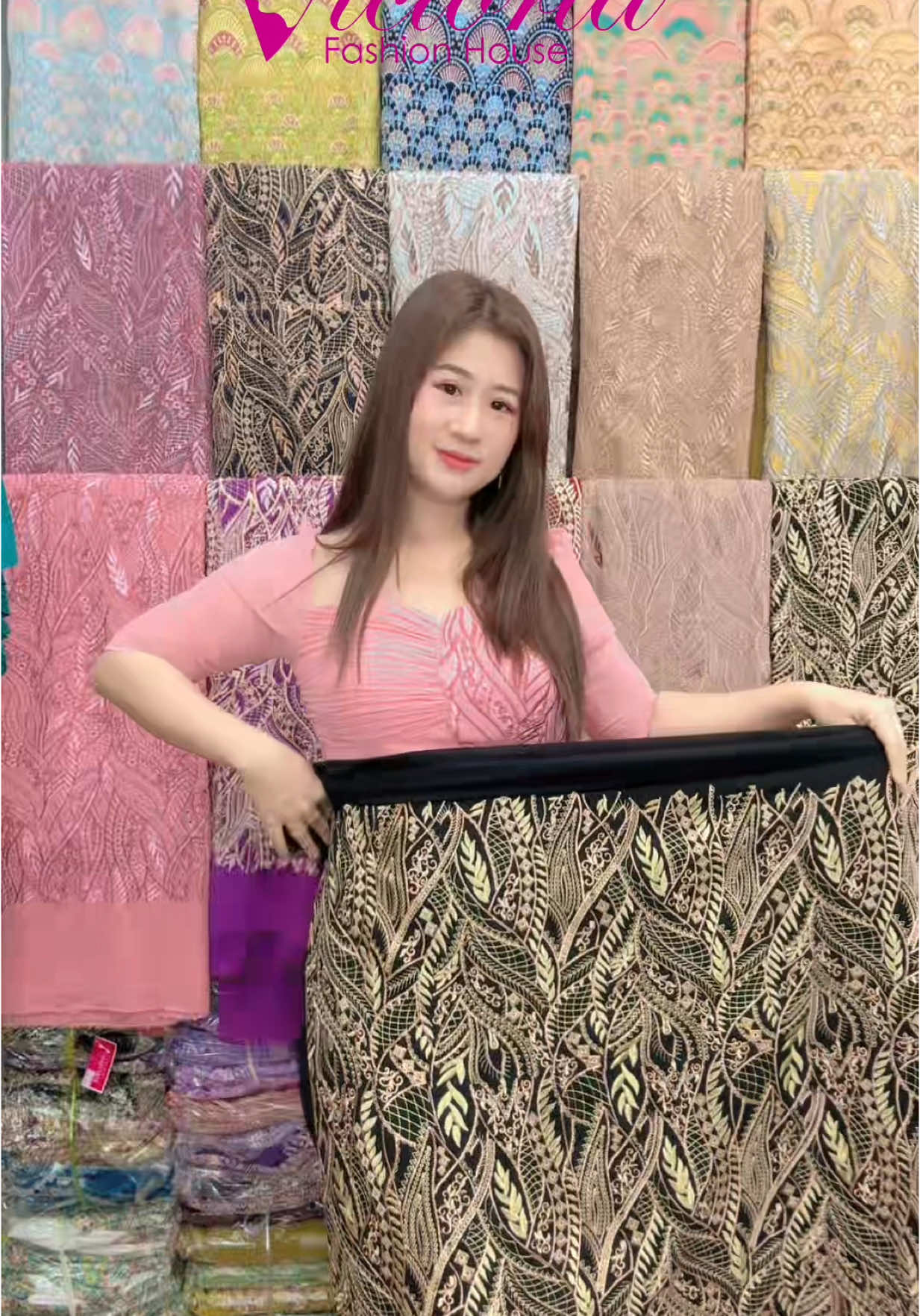 ချီဖွန်ပန်းထိုး ဇာဒီဇိုင်းဝမ်းဆက် ၉၈0️⃣0️⃣0️⃣ 🥰 #victoriafashionhouse #designerohmkham #မြန်မာပွဲတက်ဝတ်စုံဒီဇိုင်းလှလှလေးများ #ချီဖွန်ကက်ရှ်မီးယားပန်းထိုး #ချီဖွန်ကက်ရှ်မီးယား #ပိုးထည်ချည်ထည် 