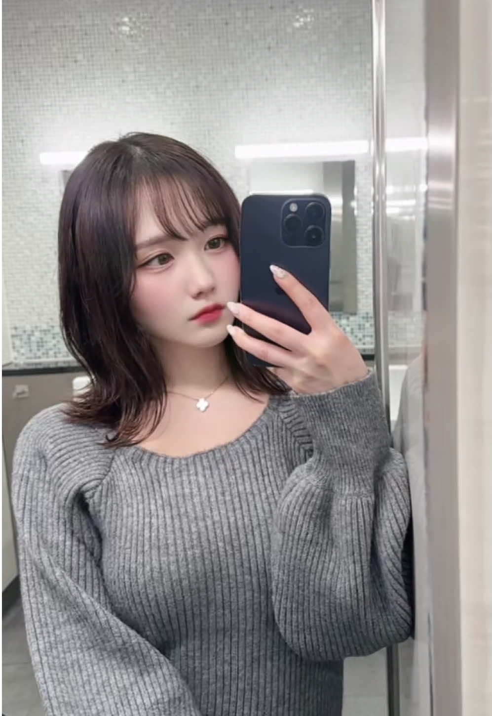 配信始めてからはずーっとノーケース派！📱 （なんでやと思う？🤭） もちろん保護フィルムもなし🙅‍♀️ まっぱで行くぜ🙆‍♀️ ##TikTokLIVE##iphone