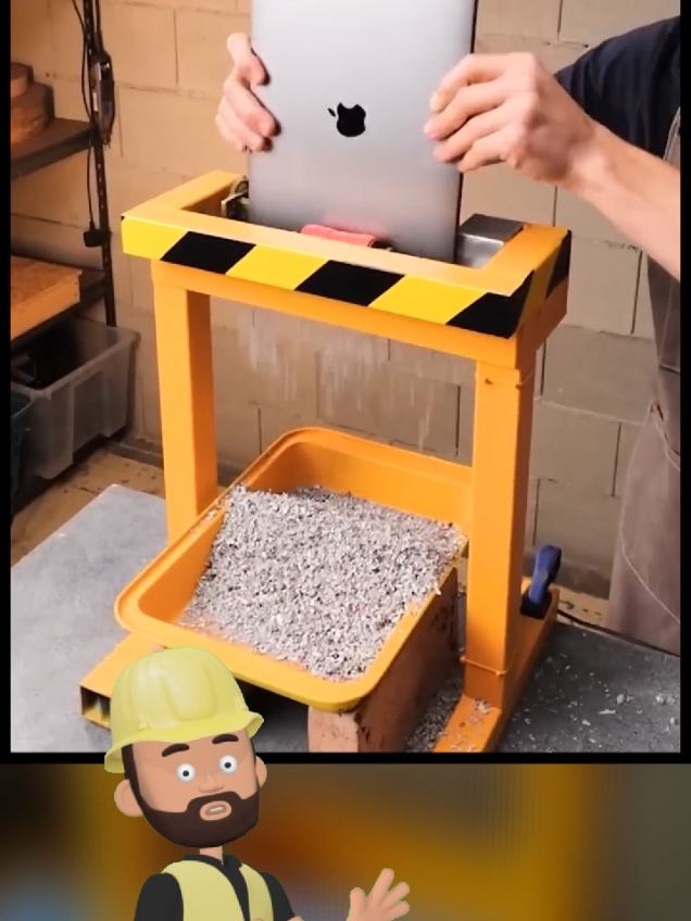 Recycler un ordi pour créer la coque la plus résistante du monde.  Tu en veux une ? 💻➡️📱 #craft #DIY #diyproject #bricolage #telephone #idee #conseil #solution #pourtoii #viralvideos 