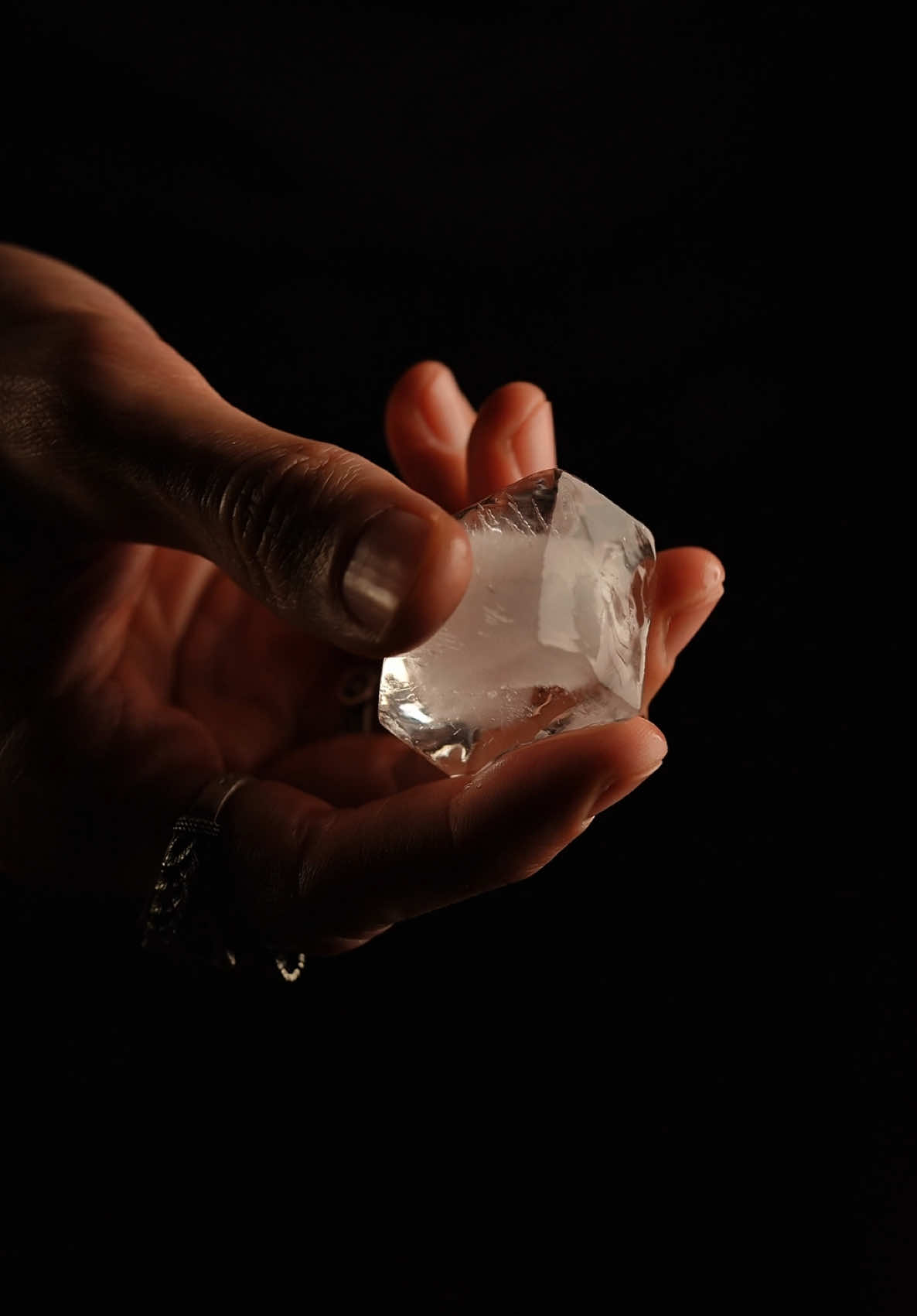 Even ice remembers warmth #hands #veiny #veins #veinscheck #veinyhands #handtrend #aesthetic #fyp #рек #руки #вени 