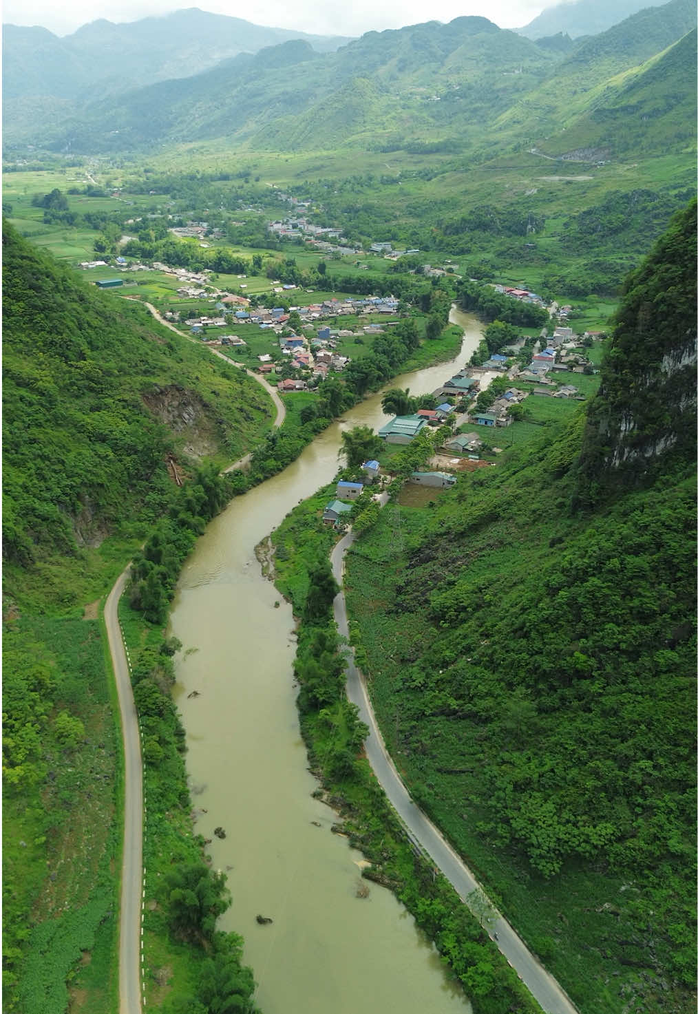 Tuyệt vời tôi cảm thấy may mắn là một người con Hà Giang #khamphavietnam🇻🇳 #vloger #xuhuongtiktok #xuhuongtiktok2025❤️💕🇻🇳🌹 #dji #djimini3 #hagiangtravel #cuocsonghangngay #dulichvietnam #vungcaohagiang❤️❤️❤️ #SinhSoi 