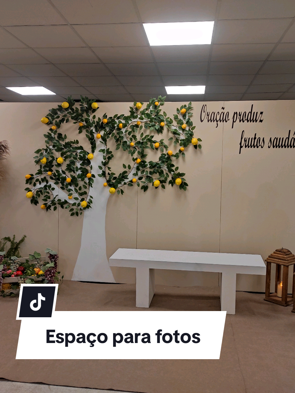O tema da conferência da família foi: Frutificando em família 🌲 Então esse espaço ficou perfeito pro tema 💜 Gostaram? #decoracaoigreja #espacoinstagramavel #painelfotos 