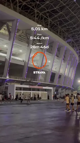 Meskipun cuaca hujan tapi semangatnya gk pernah kendor. 🔥🔥🔥#fyp #tiktok #viral #Running #strava #fypage #gbk #night 