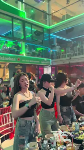 Bả xinh dễ sợ@Sườn Muối Ớt - Tân Phú @Sườn Muối Ớt & Bumbeer @Hột Mít KuTe 🌝 @Mỹ nhân Ở đây nè 🙋🏻‍♀️❤️ @🎀 Quế Phụng 🎀✈️ #gaixinh #xuhuong2025 #suonmuoiot171thoaingochautanphu #beergardendongvuinhatsaigon #tanphu 