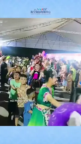 Thời khắc lãng mạn thuộc về tình hữu nghị Trung Quốc - Việt Nam! Dưới mái che, nhân dân hai nước đã nhảy múa vòng tròn đồng tâm hạnh phúc. #TìnhHữuNghịTrungViệt 属于中越友谊的浪漫时刻！雨棚下，他们摇出了幸福的同心圆。#中越友好