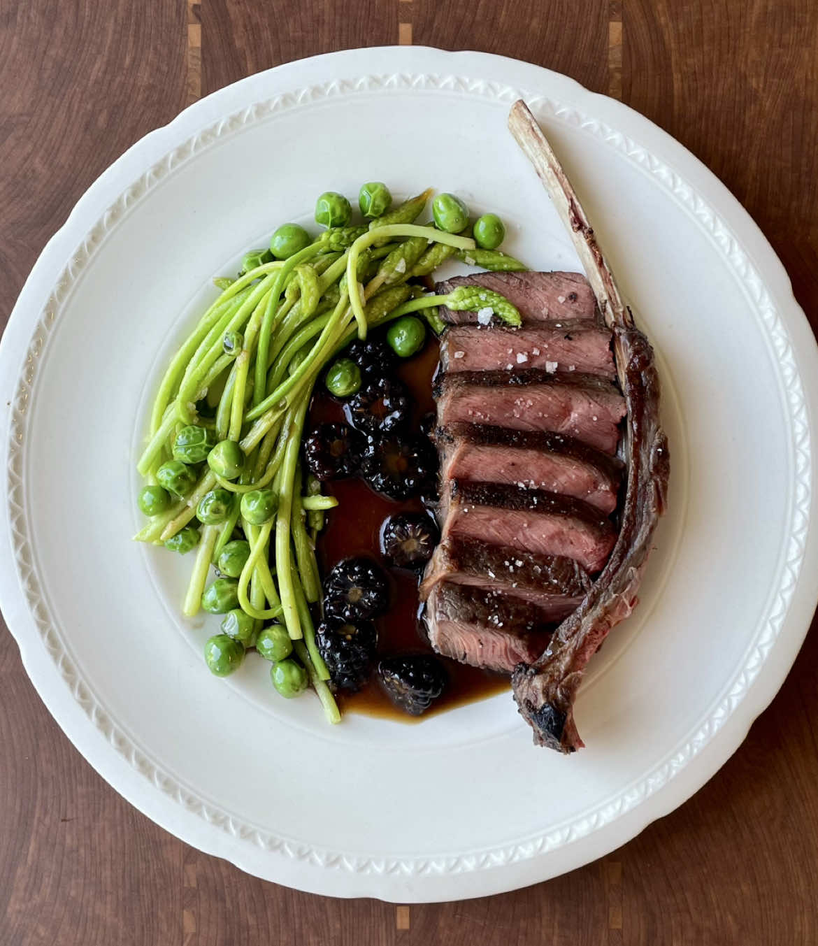 🦌 Côte de Cerf au BBQ • Asperges sauvages, pois frais • Jus réduit, mûres 🦌 Recette sur mon post insta, lien en bio ⬆️ Une ptite recette simple, bien champêtre et avec peu d’ingrédients pour aujourd’hui 🫡 📀: BEN plg - Rendez-vous  #recette #bbq #venison #gibier #asperges #recettefacile #Recipe #pourtoi #fyp 