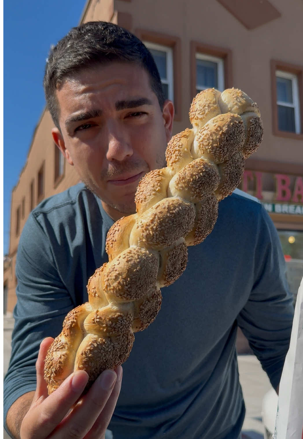 Sunday dinner isn’t complete without the most important item on the table! 🥖 #brooklynbitess #brooklyn #sundaydinner #sundaysauce #italianfood #bread #italianbread #nyceats #nycfood 