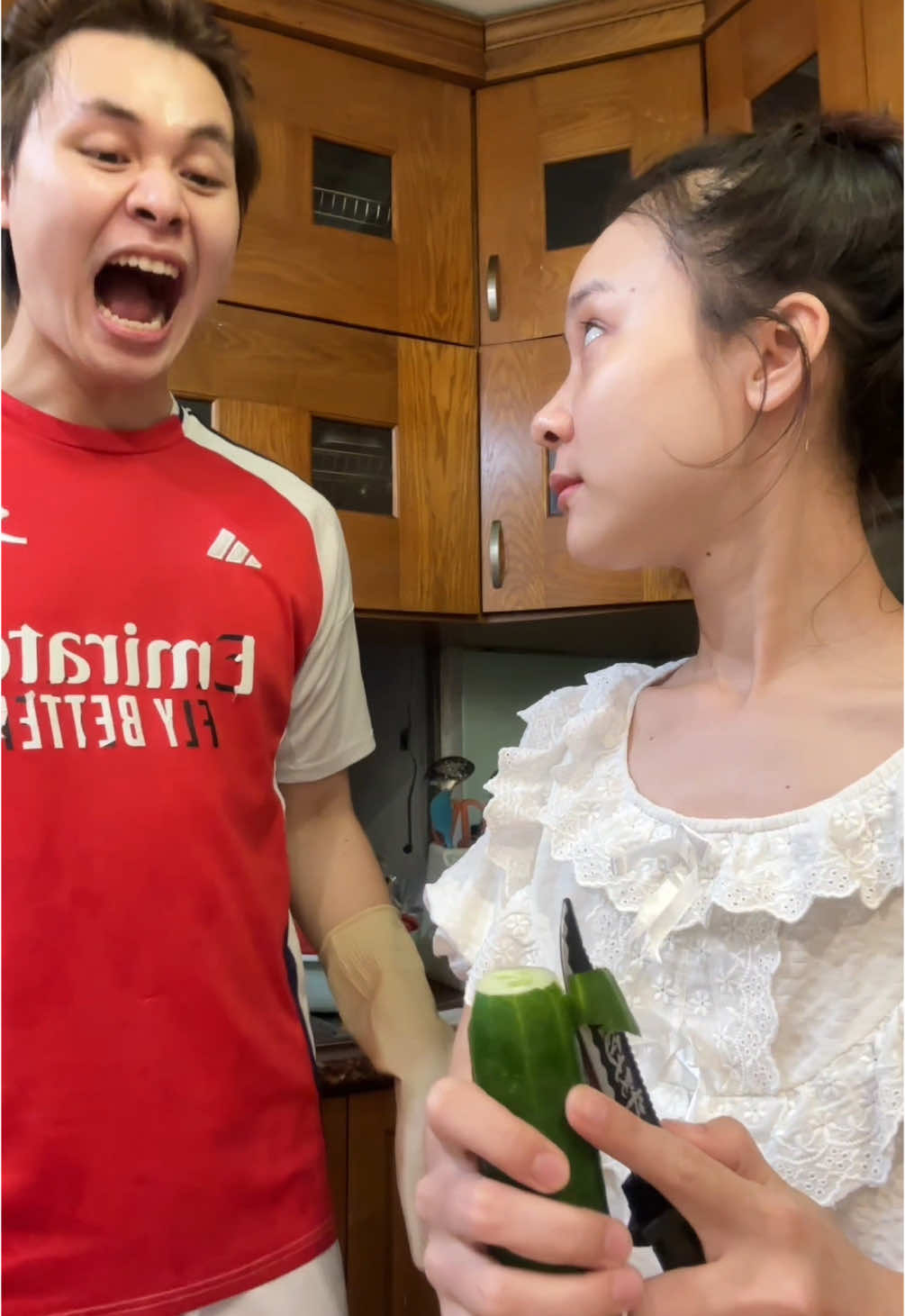 😂😂❌ Fake knife prank❌ FAKE SITUATION❌ #fakeknife #trollchong #couple #duongtieuhuy #camhui #funnyvideos 