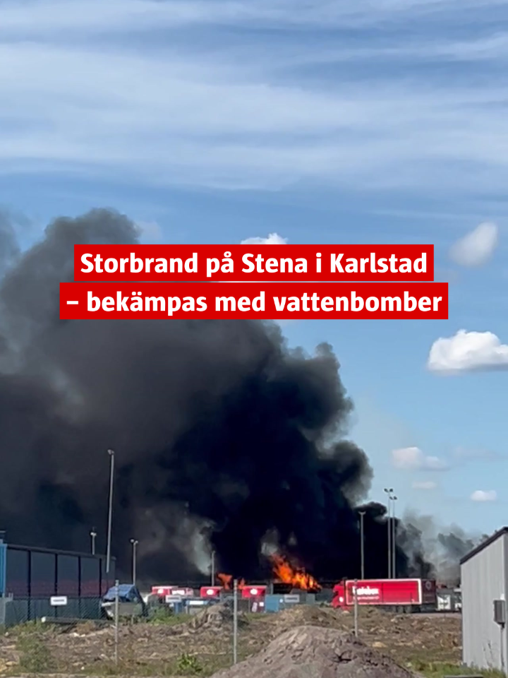 Branden i industriområdet på Örsholmen i Karlstad blossade upp igen under söndagen. Vinden är en stor bidragande faktor till varför branden är så svårsläckt, uppger räddningstjänsten. Fler resurser har kallats in, däribland en helikopter, för att begränsa branden och förhindra ytterligare spridning. Branden är svart och giftig och ett VMA har utfärdats. #örsholmen #karlstad #brand #storbrand #industriområde #sopbrand #fördig #foryoupage❤️❤️ #fördigsidan