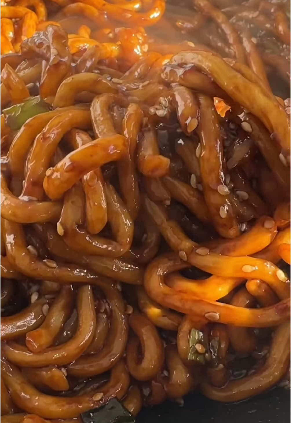 נודלס זריז לארוחת צהריים 🤤 מצרכים (2 מנות) 2 חבילות איטריות אודון 2 שיני שום כתוש או קצוץ דק בצל ירוק חתוך לפרוסות דקות מעט שומשום  מעט צילי גרוס  1/2 כוס רוטב סויה כהה 1/4 כוס רוטב צילי 2 כפות שמן שומשום לקישוט-  בצל ירוק בוטנים קצוצים  אופן ההכנה- במחבת נחמם מעט שמן, נטגן את השום (כמה שניות שלא ישרף), נוסיף בצל ירוק, שומשום, צילי גרוס, רוטב סויה, רוטב צילי, שמן שומשום ונערבב הכל עד שזה מבעבע.  נוסיף את האיטריות אודון נערבב הכל היטב עד שכל הרוטב יעטוף את הכל. נפזר מעל בצל ירוק ובוטנים ונאכל . שימו לב- חשוב להשתמש ברוטב סויה כהה על מנת לקבל את הצבע הכהה של האטריות. את האיטריות אין צורך לבשל לפני.  #פוריוישראל #פוריו #foryou #יוםשישי 