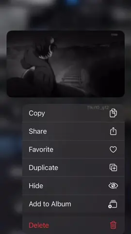 كلما مرّ طيفُهُ في الخيالِ غرقَ القلبُ في دموعِ الليالِ أين من ملأَ الوجودَ حنينًا ثم وارتهُ غربتي وارتحالي؟ آه يا ساكنَ الفؤادِ وروحي كيف أنسى وذكركَ لا زالَ غالي؟ إن نسيتُ الحياةَ كلَّ صباحٍ ما نسيتُ الذي مضى من ليالي #explore #i10_g12 #fypage #هواجيس 