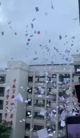 撑着悲伤不回头 #douyin #高考 #高考2025加油 #thanhxuanvuontruong #hocsinhtrungquoc #nhungdouyinchina 