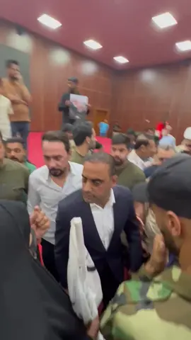 “النائب الإداري لمحافظة البصرة ماهر العامري مخاطباً عوائل الشهداء: شيخ أسعد، تربية أبو مهدي، وما يعوفكم.”#ابو مهدي يقبل تطلع امهات الشهداء بالشارع و الوادم تصور بيهم !!!!#اسعد_العيداني #محافظة_البصرة #مضاهرات_الحشد #كارثة #حقوق_ذوي_الشهداء_والجرحى #تعليقاتكم_حلوه_مثلكم🥺🍇🦋 #هيهات_منا_الذلة 