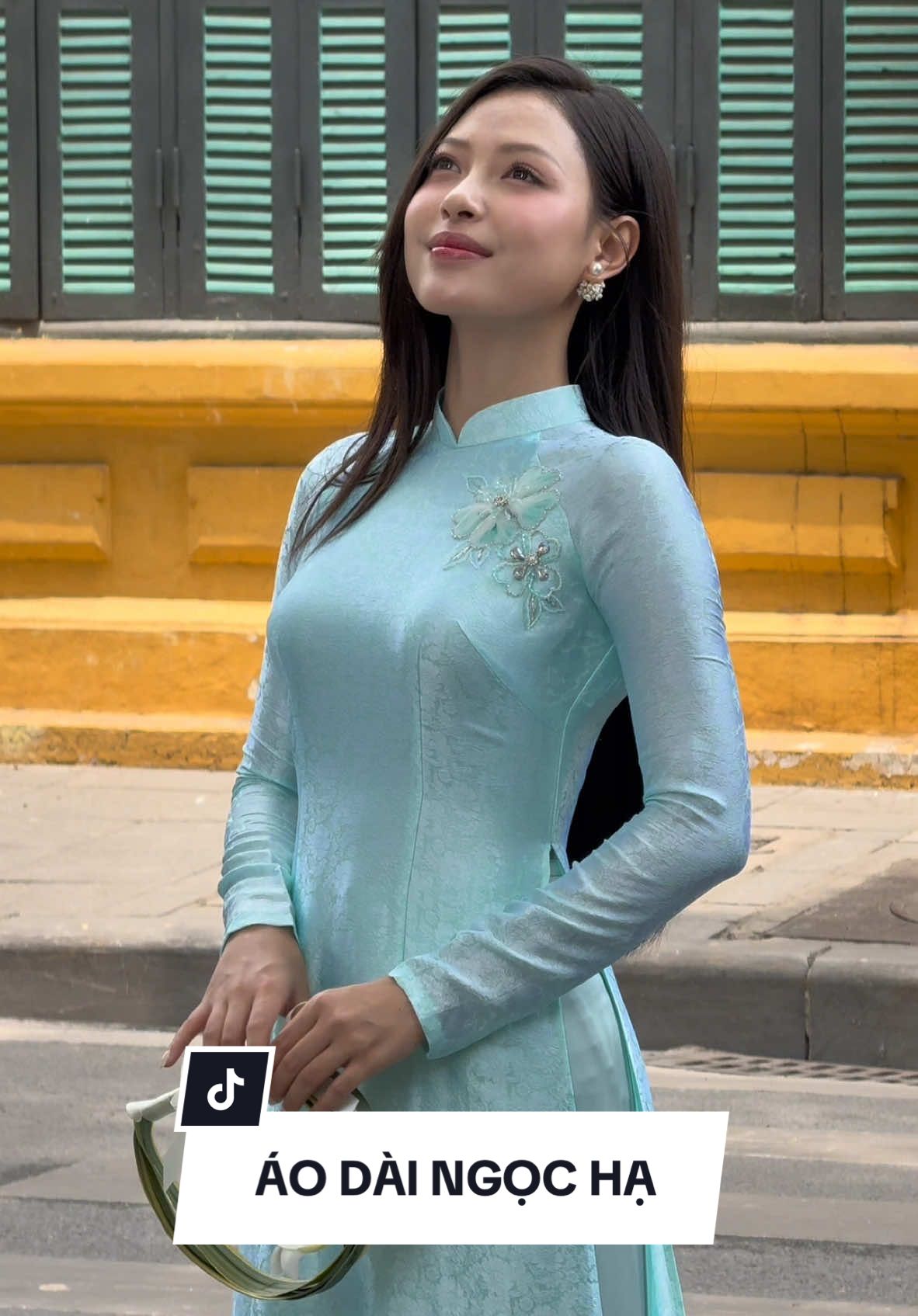 Sắc xanh ngọc bích dịu dàng của 𝐍𝐠𝐨̣𝐜 𝐇𝐚̣ như một hơi thở của thiên nhiên, không rực rỡ mà ánh lên một vẻ cuốn hút lạ kỳ, như lát cắt của những viên ngọc, khiến người ta dừng lại, rồi lặng lẽ say mê 💕 #aodaithietke #hoahau #giaitri #xuhuongthoitrang #aodai 