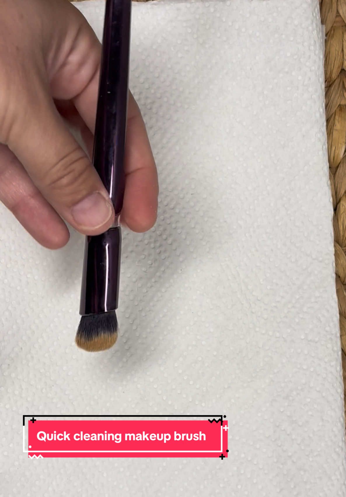 Quick cleaning my @AnisaBeauty concealer brush. Little demo. #brushquickclean #brushcleaning 