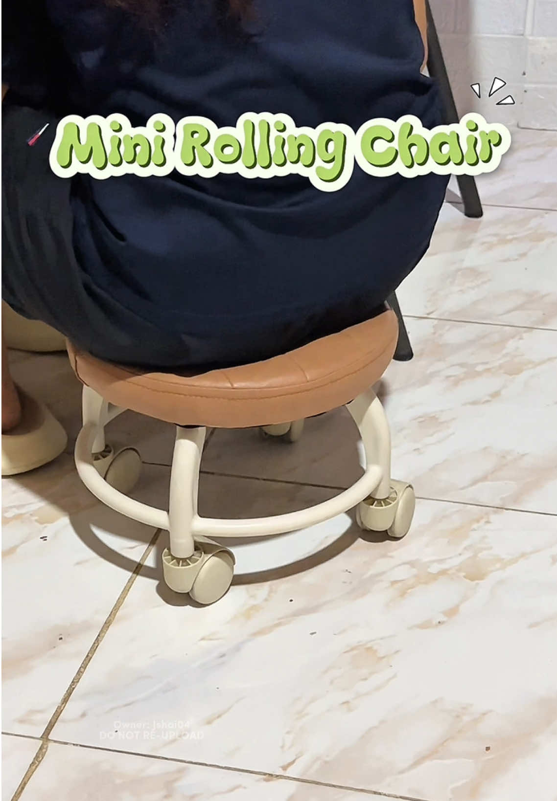 Ang tagal na netong mini rolling chair samin pero hanggang ngayon ay wala paring sira #chair #stool #rollingstool #minichair #stoolchair #fyp 