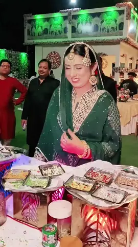 তাকিয়ে  থাকার মাঝে যে নিরব প্রেম লুকিয়ে থাকে তা শব্দে ব্যাখ্যা করা যায় না।#Fahad #beanibazari_fua_sylheti❤️❤️ 