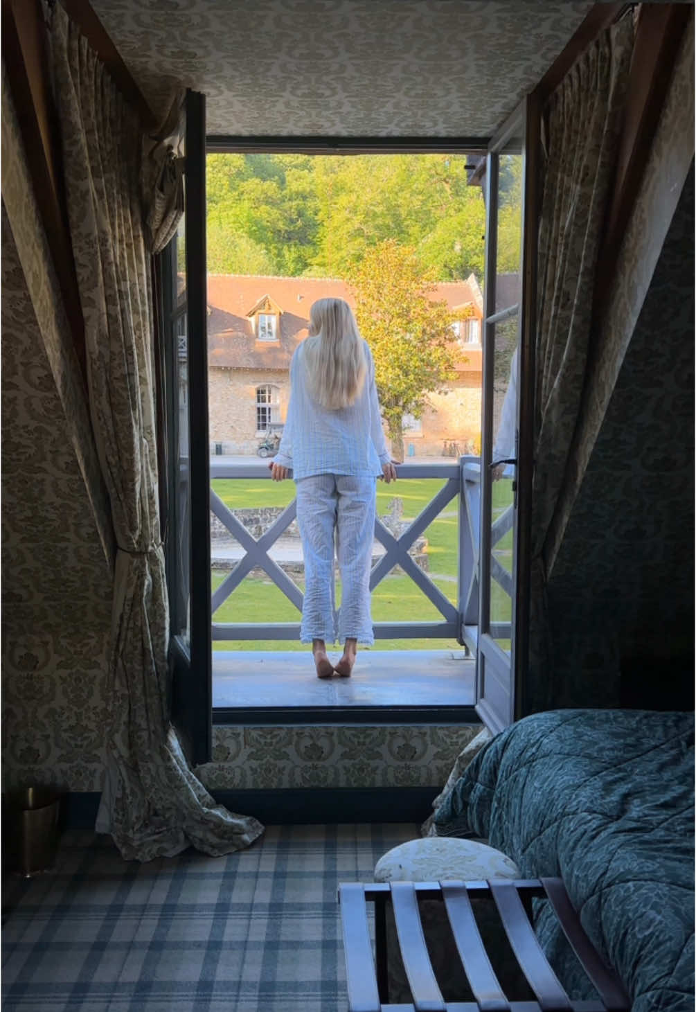 the most perfect morning in the French countryside 🥹🍃🧺🌻 📍 Abbaye Des Vaux de Cernay #countryside #morning #france #spendthedaywithme #frenchcountryside 