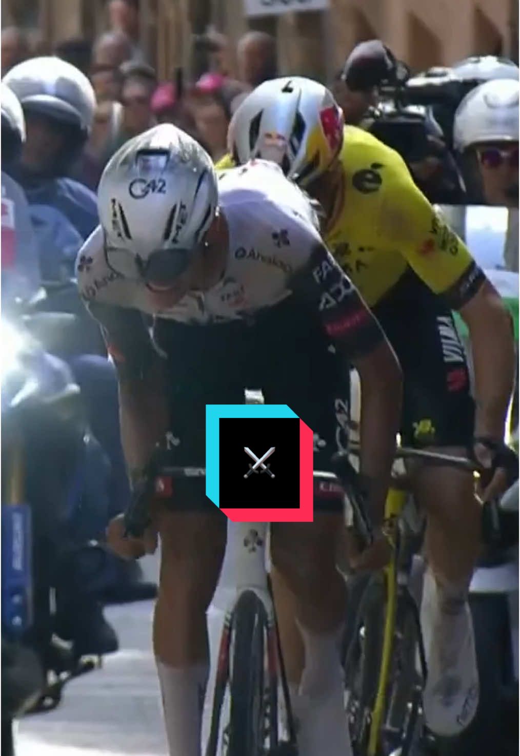 The gladiators did battle. And what a fight it was 😍 #cycling #giro #roadcycling