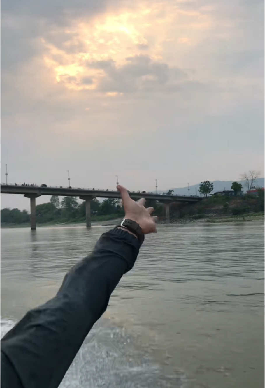 Motor Boating in Narayani River #chitwan #chitwan_muser #chitwan_muser🇳🇵fypシ❤️ #chitwanmuser #nepal #nepalitiktok #nepalimuser #nepali #boat #boatlife #boating #riverboat #motorboat #narayani #narayaniriverside #travel #traveltiktok #travellife #explore #naturalbeauty #traveltiktok #travellife #explorewithlafa0717 @tiktok creators 