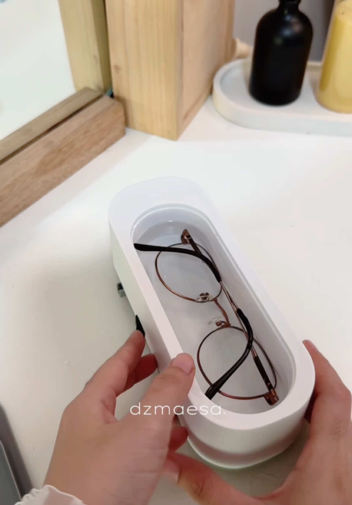 Jangan cuman di lap lap, di gosok gosok terus aja.. banyak kotoran yang nempel disela sela kecil lensa dan frame juga lo 🥸😢 Better pake ultrasonic gini, gak cuman bisa buat kacamata aja, perhiasan, alat makeup dll juga bisaa pake ini #ultrasoniccleaner #ultrasonic #pembersihkacamata #cleaner #uvcleaner #uvlight #sinaruv #fyplah 