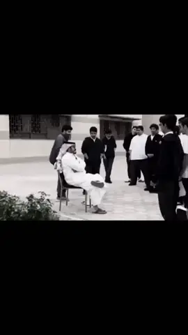 على عيد انكساري في غرامك قبل تسع سنين تذكّرتك وقلت آكلّمك والنية النية آلو لبيه يأغلى من ذبحني قبل عام ألفين و مِت ولا حييت إلاّ على ذكره وطاريّه أحبك وين ما سجّت عيوني في الزمان الزين وسجّجني الزمان إللي متاهاته خيالية ولا سجّيت عن آخر لقا عطّارة البحرين ودهن العود وأشياء الشيوخ البرجوازية رعى الله كل يومٍ مرّنا ما قبل ذاك الحين على ذمّة صُفى الأيام والأحلام وردية يوم إنك تستحي تذكر إن عمرك وصل عشرين وأنا ما طاب لي إلاّ ما ورى العشرين بشوية ياحلو أحلامنا ومراهقتنا والبلا بعدين كشفنا ضحكة أول حلمنا ودموع تاليّه ولكن ما ندمنا، ليه؟ لأن العالم الحلوين يعيشون الغلا وفق القوانين السعودية عفا الله عن ملذات الهوا والعشق والتخمين وسجّات الغرام ولذة الحب الحقيقية فديتك يوم تاخذني معك ولا أدري وين معك من وين ذعذع هواك ومالت الفيّة.             #ضيدان_بن_قضعان #على_عيد_انكساري_في_غرامك #قصيد #شعر 