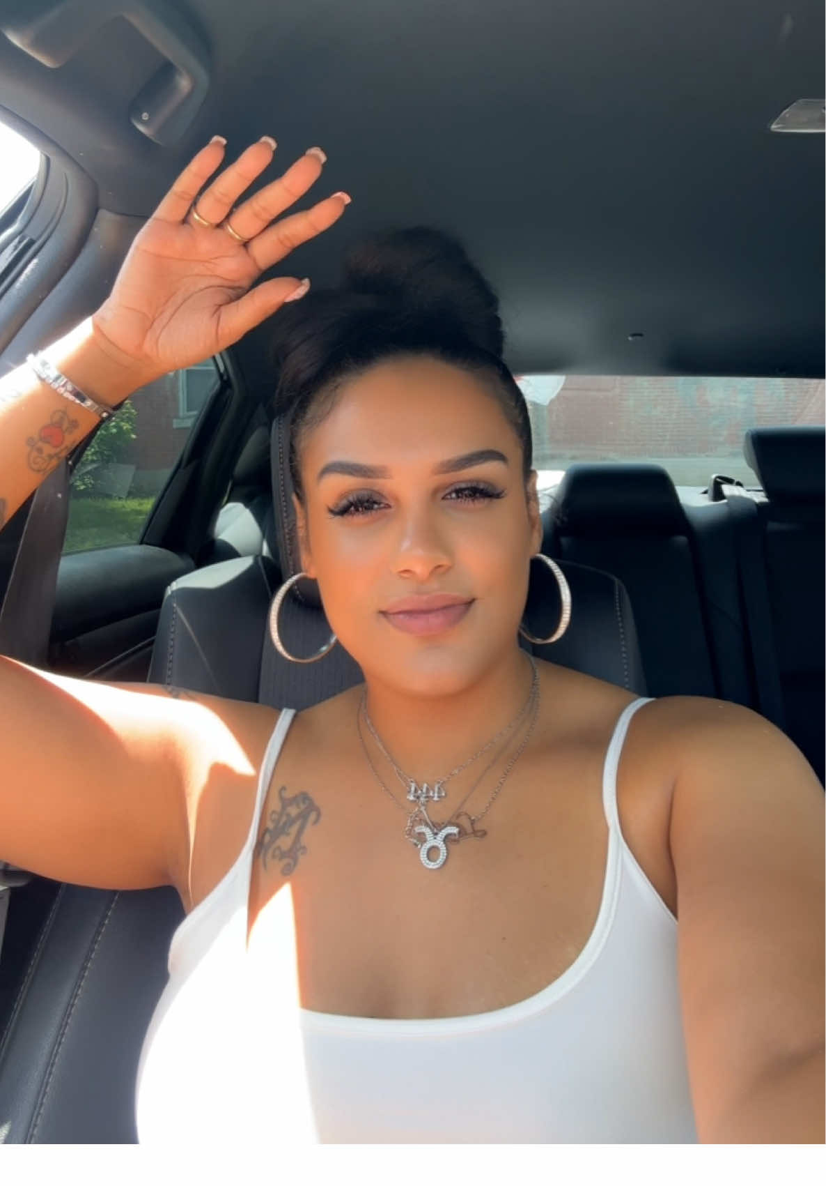 This be the most annoying. I dnt mind the comments. I get it. Its the comments where men try to make others feel as if I even know them or we are together or something. The delusional comments annoy me. I dnt understand why you cant just leave a compliment without all the extra stuff. Like are you trynna piss off my roster ? 🥴😅😂