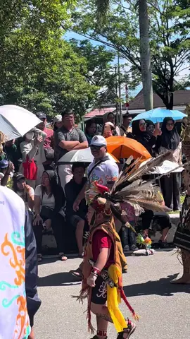 Kira kira siapa ya nama adiknya? Gemes bgt 🤏#festivalbudayaisenmulang2025 #palangkaraya #dayak 