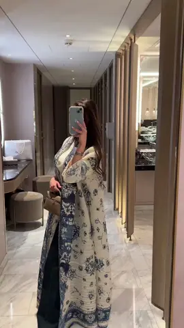 This abaya deserves its own moment @Alizéy 🧿🤍✨ #fyp #london #knightsbridge #abaya #abayastyle #modestfashion #fashiontiktok #styleinspo #OOTD #details #vibes #arab #northafrican #khaleeji 