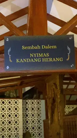Auliya Allah SWT Sembah Dalem NYIMAS KANDANG HERANG Sembah Nyimas Kandang Herang merupakan pintu pertama bagi tamu yang ingin menemui Kanjeng Syekh Sunan Rohmat Suci dengan menyediakan jamuan bagi para pengunjung. Nyimas Kandang Herang merupakan sahabat dan santriwati kesayangan Kanjeng Sunan Rohmat Suci sehingga beliau tidak berkenan untuk menyantap hidangan selain masakan yang dibuat oleh Nyimas Kandang Herang walaupun terdapat banyak juru masak di masanya.#makamgodogkramat #prabukiansantang #syekhsunanrahmatsuci #ziarahkubur #ziarahwali 