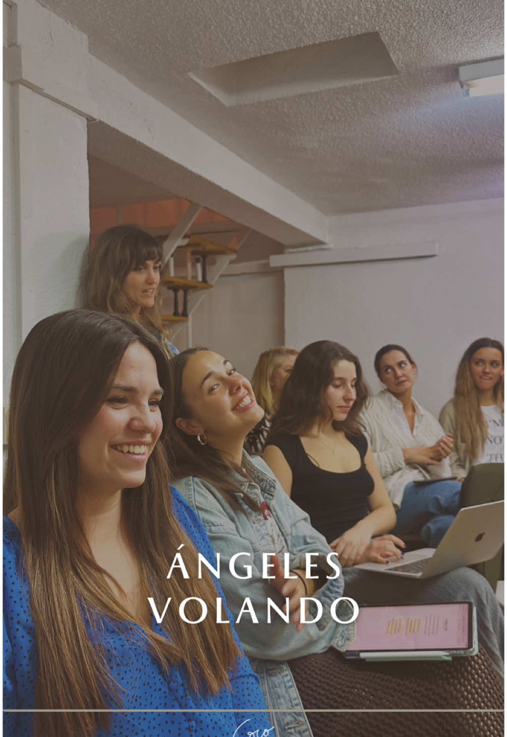 ✨ Ángeles volando sobre nuestro ensayo… Esta versión a piano nos conecta con lo más alto, y hoy la compartimos para desearos un feliz domingo lleno de paz y armonía. Que la música te abrace como nos abraza a nosotras cada vez que cantamos juntas. #angelesvolando #musica #coro #directo 