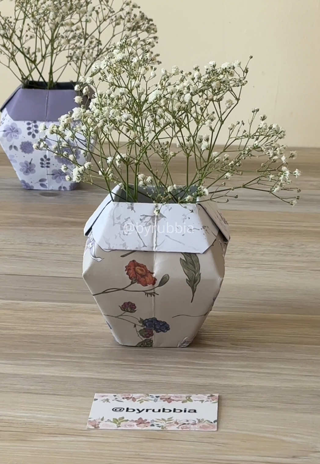 How to make a beautiful flower vase out of just paper. I used the prettiest paper for this origami vase and it turned out so elegant!  #fyp #vase #origami #artandcraft #tutorial #byrubbia #hacks #tipsandtricks #gift #bouquet #flowers #asthetic #homedecor 