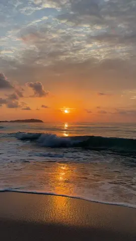 #SeaAndSunset #NatureLovers #EmotionalVibes #GoldenHour #EveningFeels #LikeForSunset #8KBeauty 