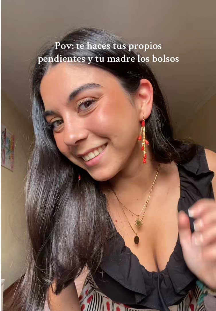 Toda una suerte hacernos nuestros complementos personalizados @PILIVING 🩷  #bolsos #pendientes #complementos #moda #feria #invitadaperfecta #evento #viral #parati #hechoamano #