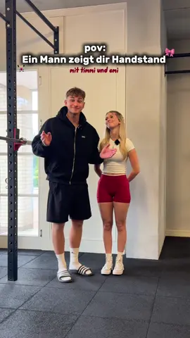 Eine neue Runde Handstand mit Timmi und Emi🤓 keine Sorge bin immer noch so schlecht, dass viele weitere Folgen😭 aber das Ende war doch schon super oder?🥹 @Tim #gym #gymvlog #handstand 