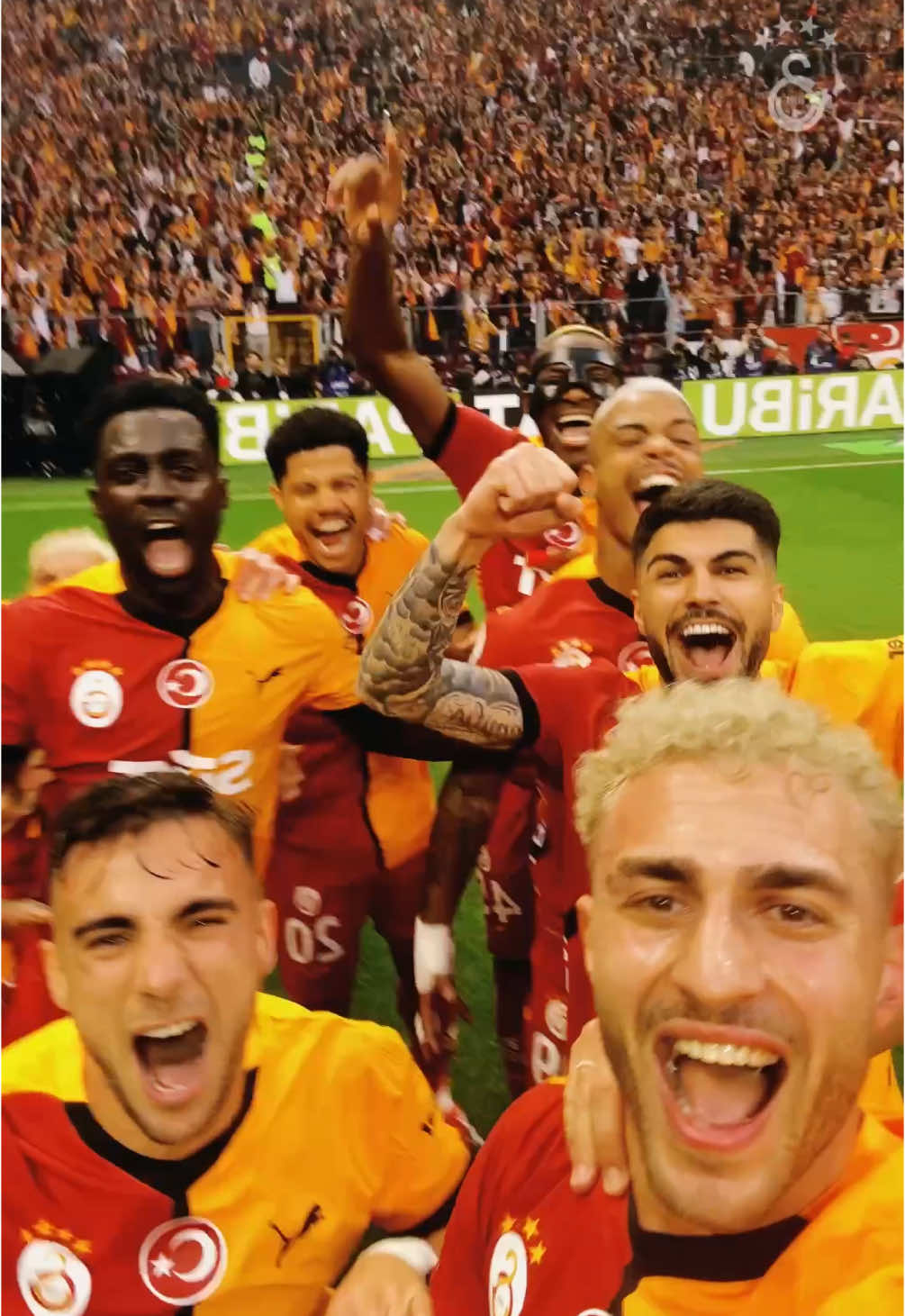 ⚽️ Sahalarda selfie akımına noktayı koyuyoruz. 🤳 #Galatasaray 