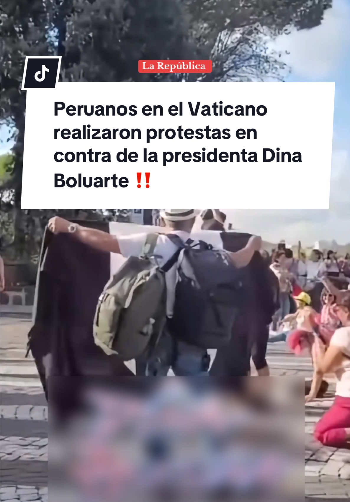 Peruanos en el Vaticano realizaron protestas en contra de la presidenta Dina Boluarte. Alrededor de 10 compatriotas fueron retenidos en su intento de ingresar a la plaza de San Pedro.  #larepublica #dinaboluarte #protestas #vaticano #roma #plazadesanpedro #papaleónXIV #leónXIV #papa #vatican #peru #peruanos #internacional #noticias 