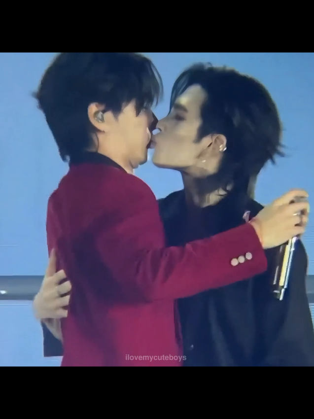 kisses are their thing 🫠 #perthsanta #perthtanapon #santapongsapak #fyp #เพิร์ธแซนต้า #perthppe #santapp 