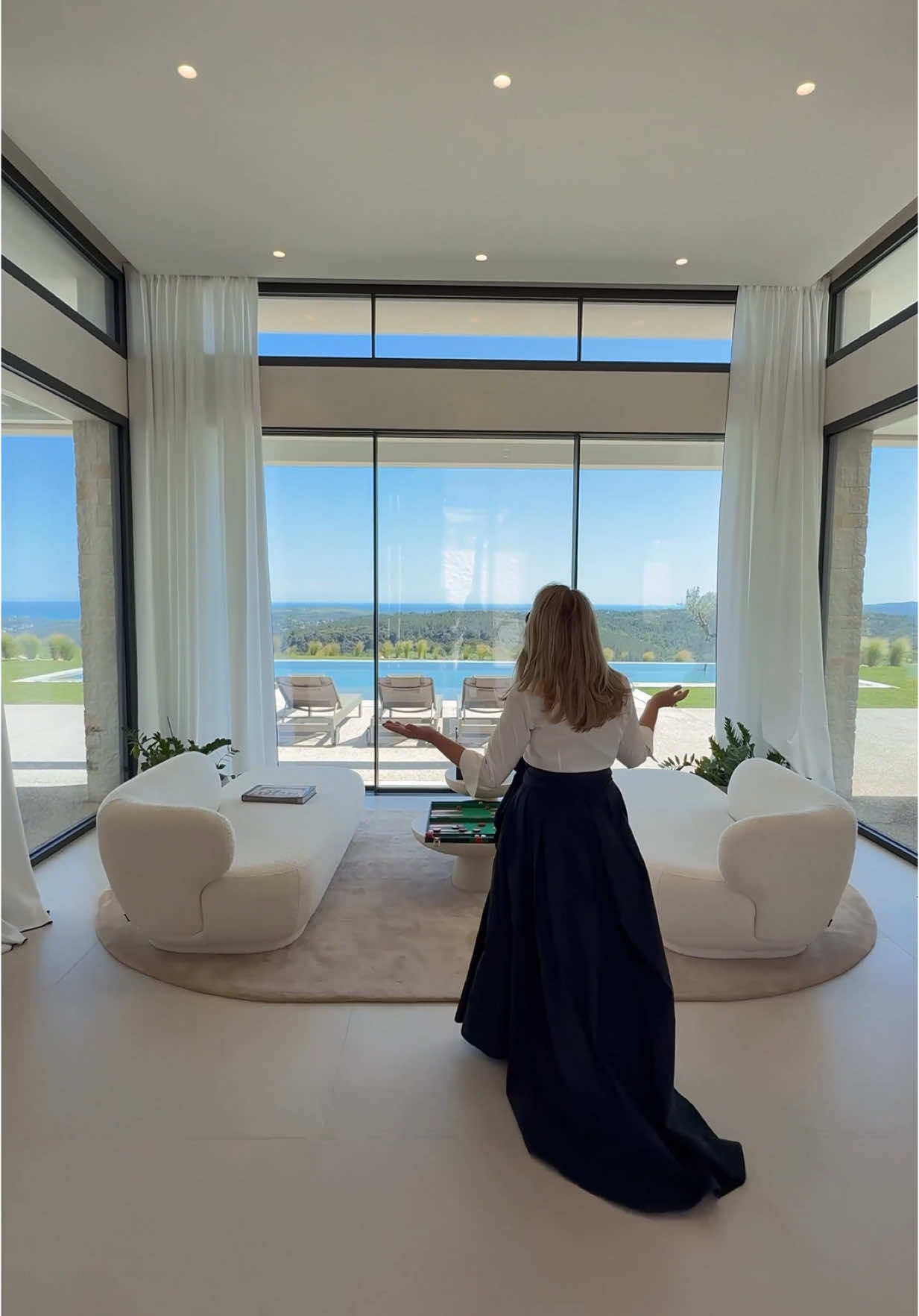 Prix: 7 700 000€  Surface totale: 600m2  Chambres: 7  Merci infiniment @Michaël Zingraf Real Estate pour cette visite.  #cannes #hometour #dreamhouse #immobilierdeluxe #house 