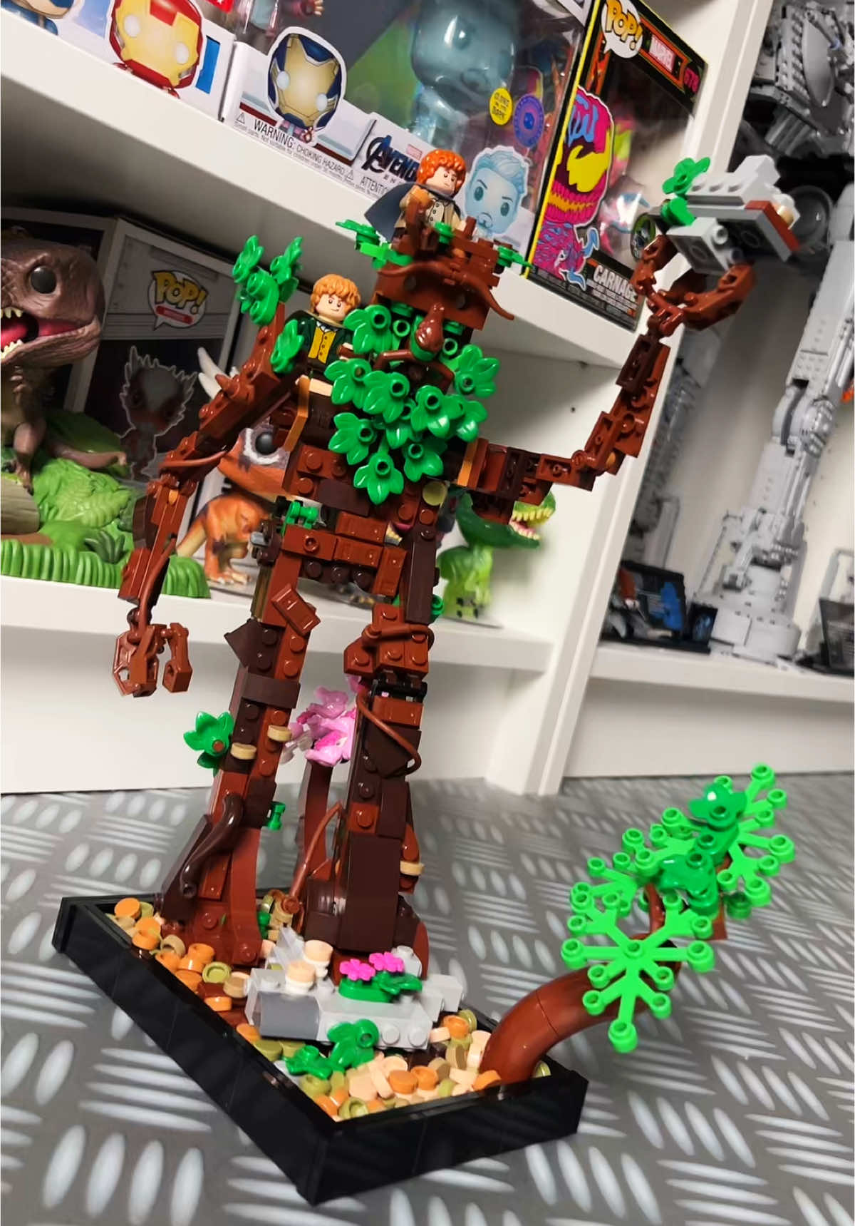 Ce set Lego alternatif est exceptionnel! Un MOC incontournable pour les fan du Seigneur des Anneaux 😍 On le doit à @vanestream sur 📸  #lordoftherings #moc #bonsai #lotr 