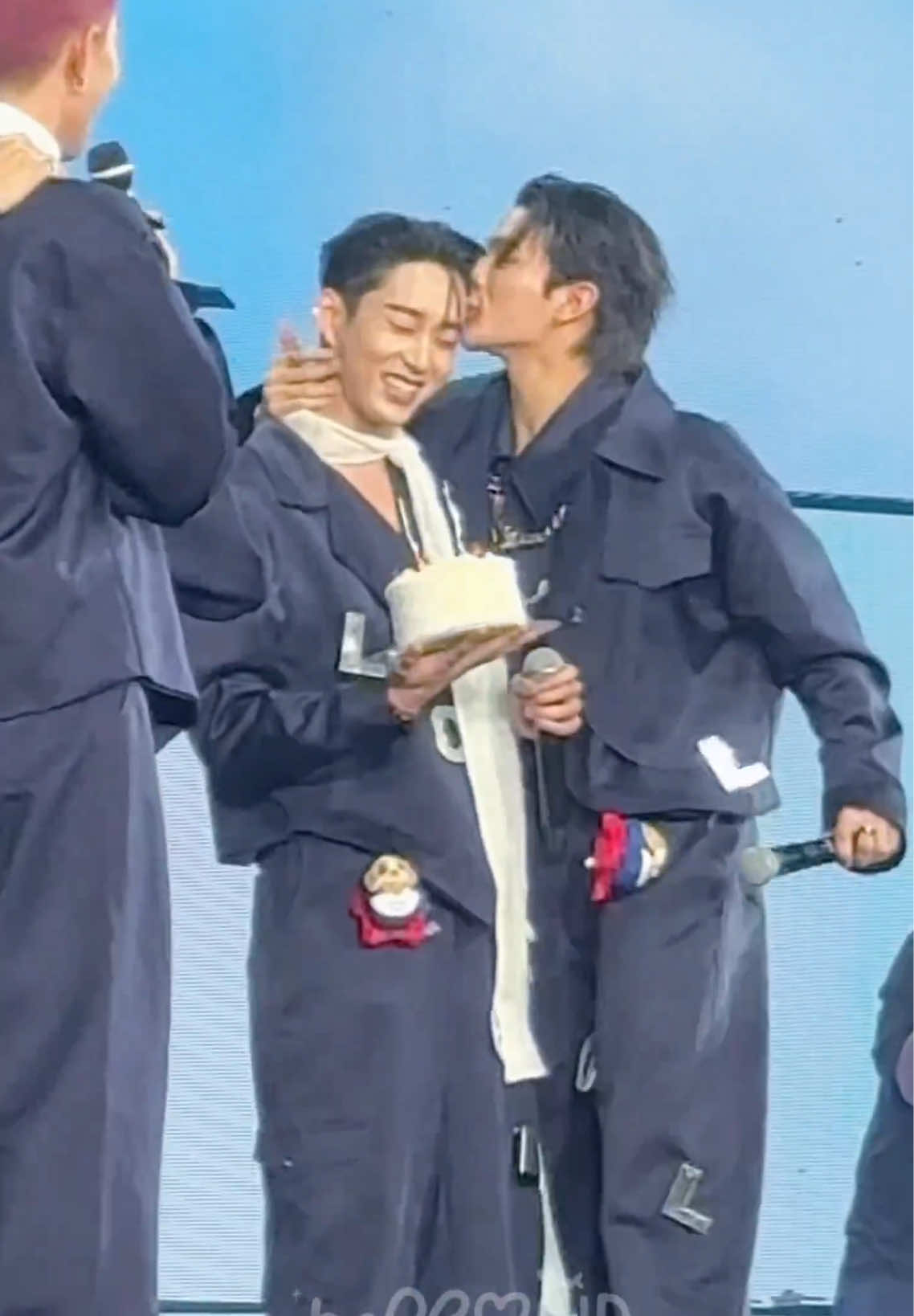 🗣️: kiss him! kiss him! kiss him! 🦈: 😳😳 🎸: 😚💋 LOVEMOSPHERE X WILLIAMEST #LOLFanFest2025D2 #WilliamEst #williamjkp #est_rvp 