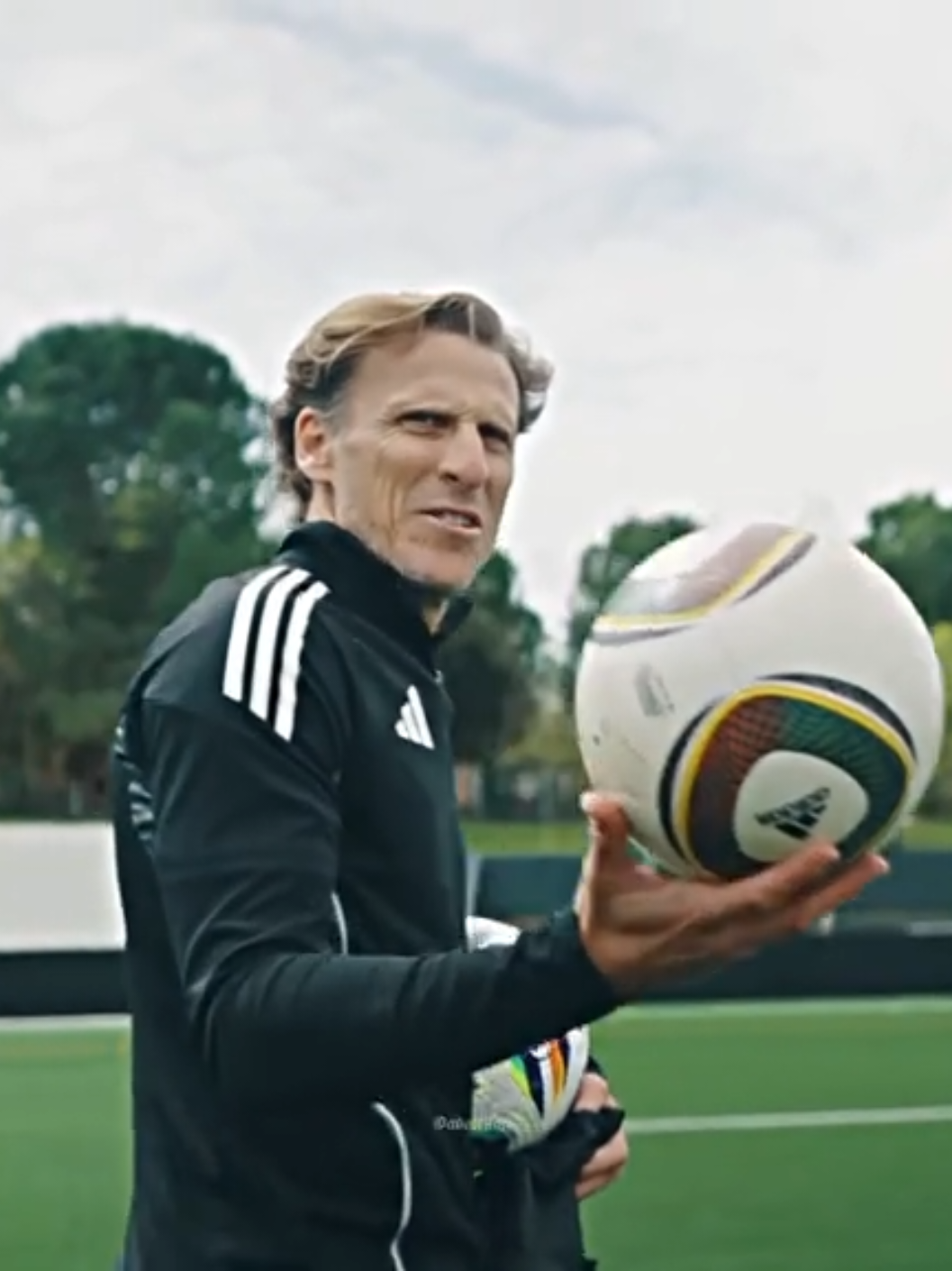 Diego Forlán + Jabulani 🤯👺 #forlan #diegoforlan 