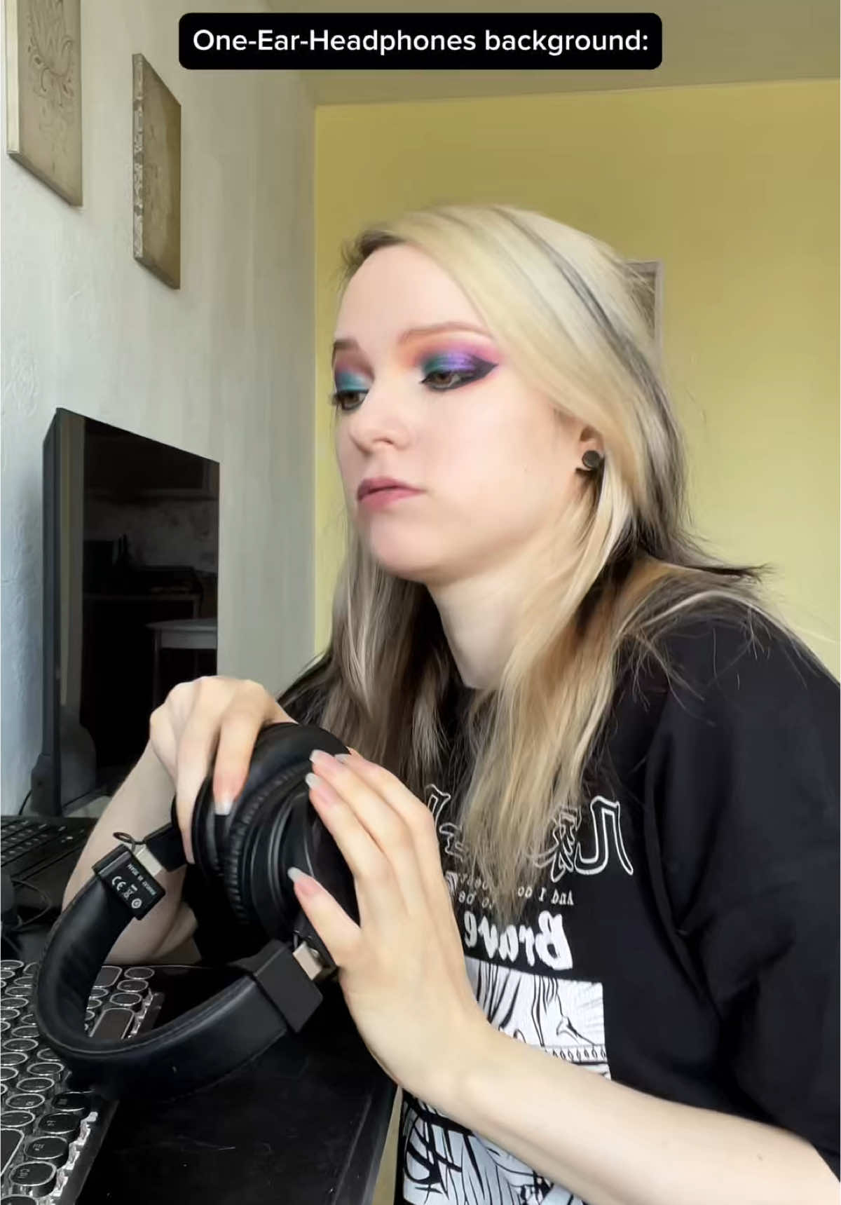 And since then I always “hear” something from the outside of my headphones when it’s not even there.. 😭 Looks familiar, my fellow millennials? #millennials #trauma #oneear #90skid #80skid 