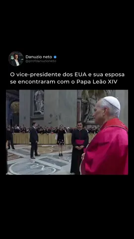 O vice-presidente dos Estados Unidos, J.D. Vance, e sua esposa, Usha Vance, encontraram-se com o Papa Francisco no Vaticano, durante as celebrações da Páscoa. O encontro, realizado na residência de Santa Marta, foi breve, mas significativo, marcando um dos últimos compromissos públicos do pontífice antes de seu falecimento no dia seguinte. Durante a reunião, o Papa presenteou o casal com rosários, uma gravata com o brasão do Vaticano e ovos de chocolate para seus filhos. Apesar das divergências políticas anteriores, especialmente em relação à política migratória dos EUA, Vance expressou gratidão pelo encontro. Em uma publicação na rede social X, ele afirmou que se sentia honrado por ter se reunido com o Papa e que sempre se lembraria de sua homilia proferida nos primeiros dias da pandemia de COVID-19. O encontro simbolizou um momento de respeito mútuo e diálogo entre líderes com visões distintas. Curtiu? Siga o @profdanuzioneto para mais #brasil #br #noticias #noticia #politica #geopolitica
