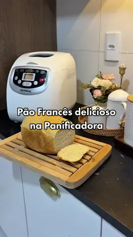 A melhor receita de Pão Francês que fiz na Panificadora  🍞  Receita do pão francês 750g 1 copo  de água 1 colher de sopa de óleo ou azeite 3 copos medidores  de farinha de trigo 1 e 1/2 colher de chá de sal  1 e 1/2 colher de sopa de açúcar. 2 colheres de chá de fermento biológico seco Coloca tudo na panificadora nesse ordem de ingredientes, seleciona o modo pão francês, peso 750g e cor média.  Ah essa função pão francês da pra programar a noite e ter pão quentinho pela manhã 🤩 Eu amei que ficou super crocante por fora e macio por dentro, o gosto realmente bom, não ficou com gosto forte de fermento. As outras receitas que havia feito não tinha dado muito certo, não gostei do sabor, por isso não tinha trazido uma receita de pão francês ainda pra vocês.  Mas essa eu realmente gostei! Façam e me digam se gostaram☺️ E se quiser o link da panificadora me pede aqui nos comentários 😍 #pao #paocaseiro #paofrances #panificadora #panificadoramondial #panificadorabritania #receitasnapanificadora 