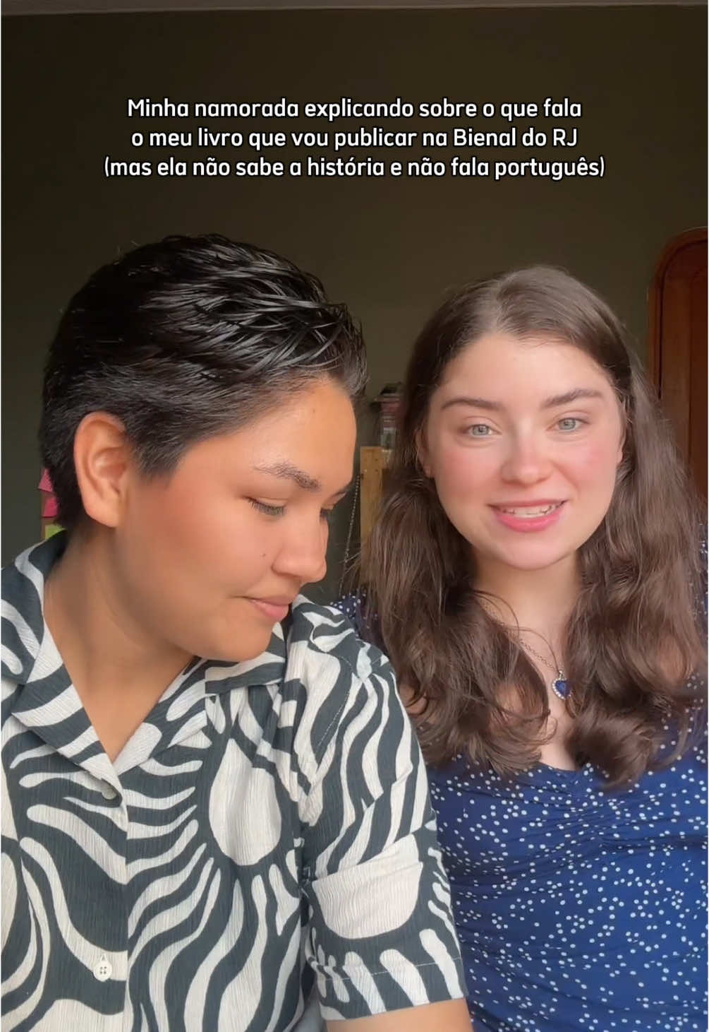 Convenceu ou não convenceu você a comprar o livro? 😂 #wlw #wlwbook #wlwbooktok #BookTok #booktokbrasil #lesbianoftiktok #womenlovewomen 