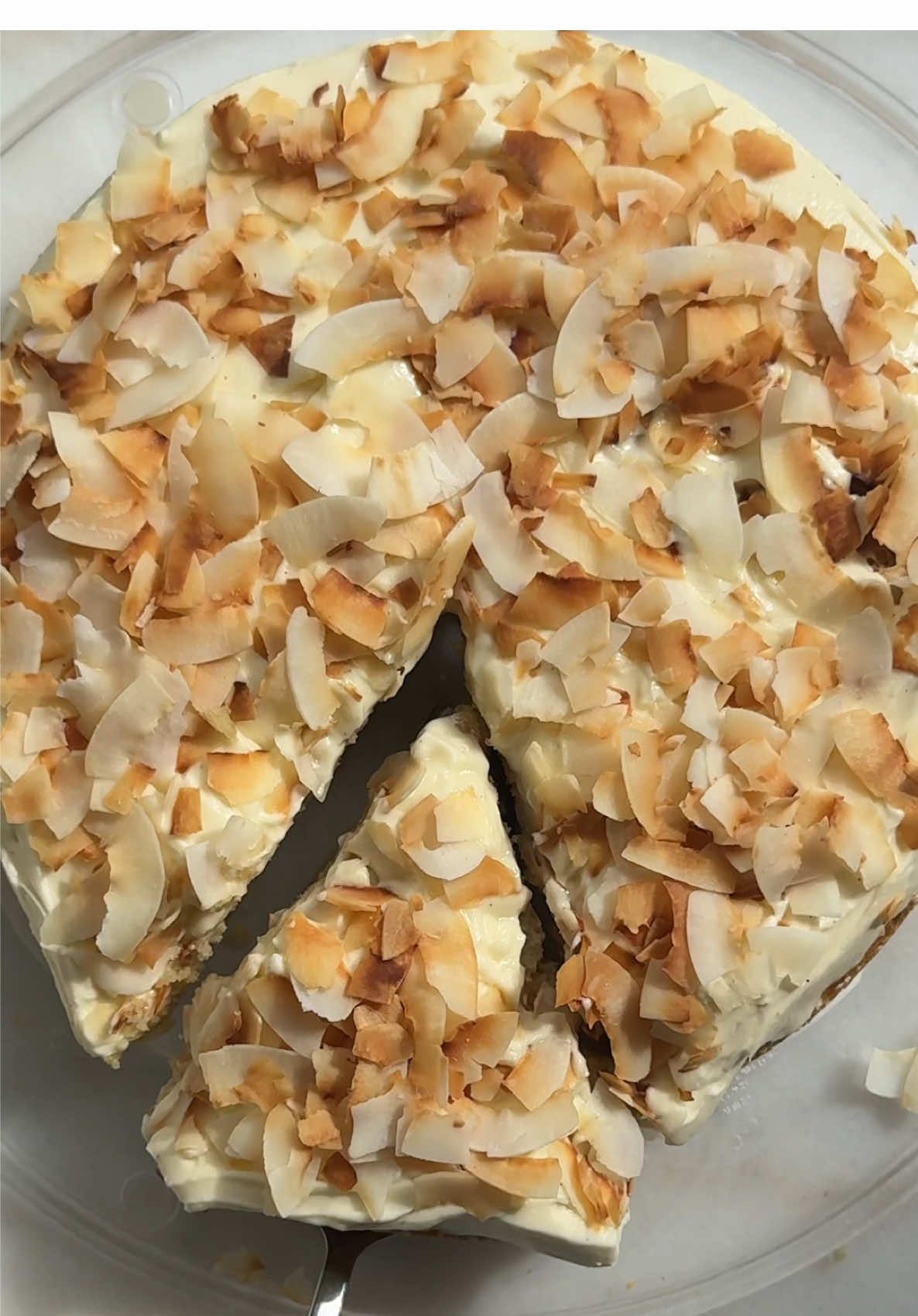 Orange Coconut Cake 🌴🥥 topped with a almond mascrapone frosting and toasted coconut 