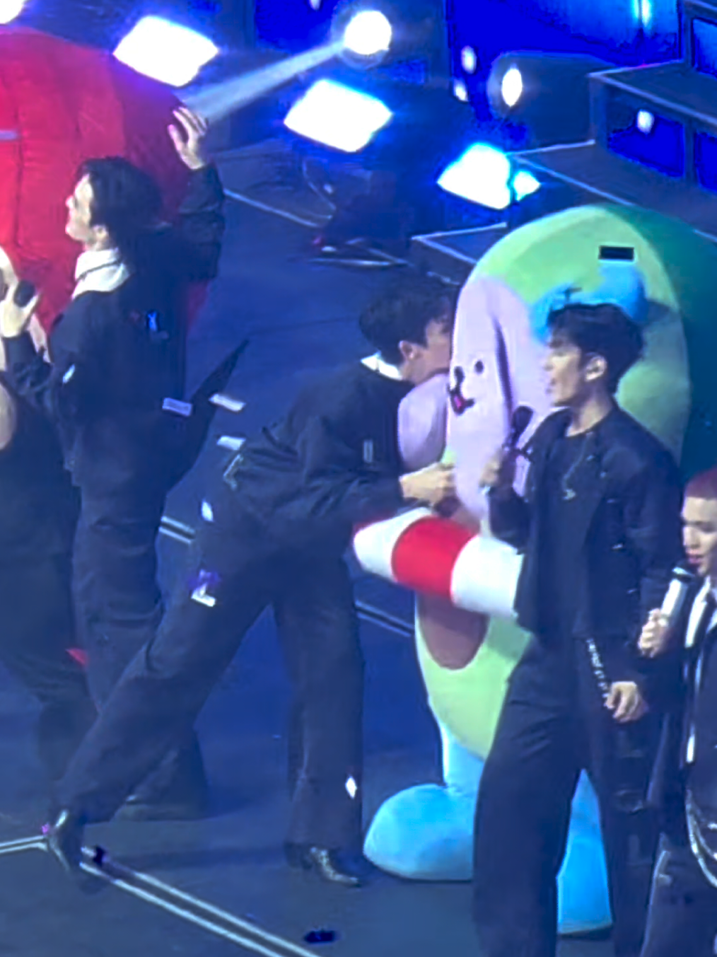 เป็นเอ็นดู #avocean หลานย่า น่าหมั่นเขี้ยวมากกขนาดปะป๊ายังจุ๊บเหม่งให้เลยย /เต้นเก่งมากค้าบบบบ  #jimmyyjp #sea_tawinan #jimmysea #จิมมี่ซี #LOLFanFest2025D2 #lolfanfest2025 