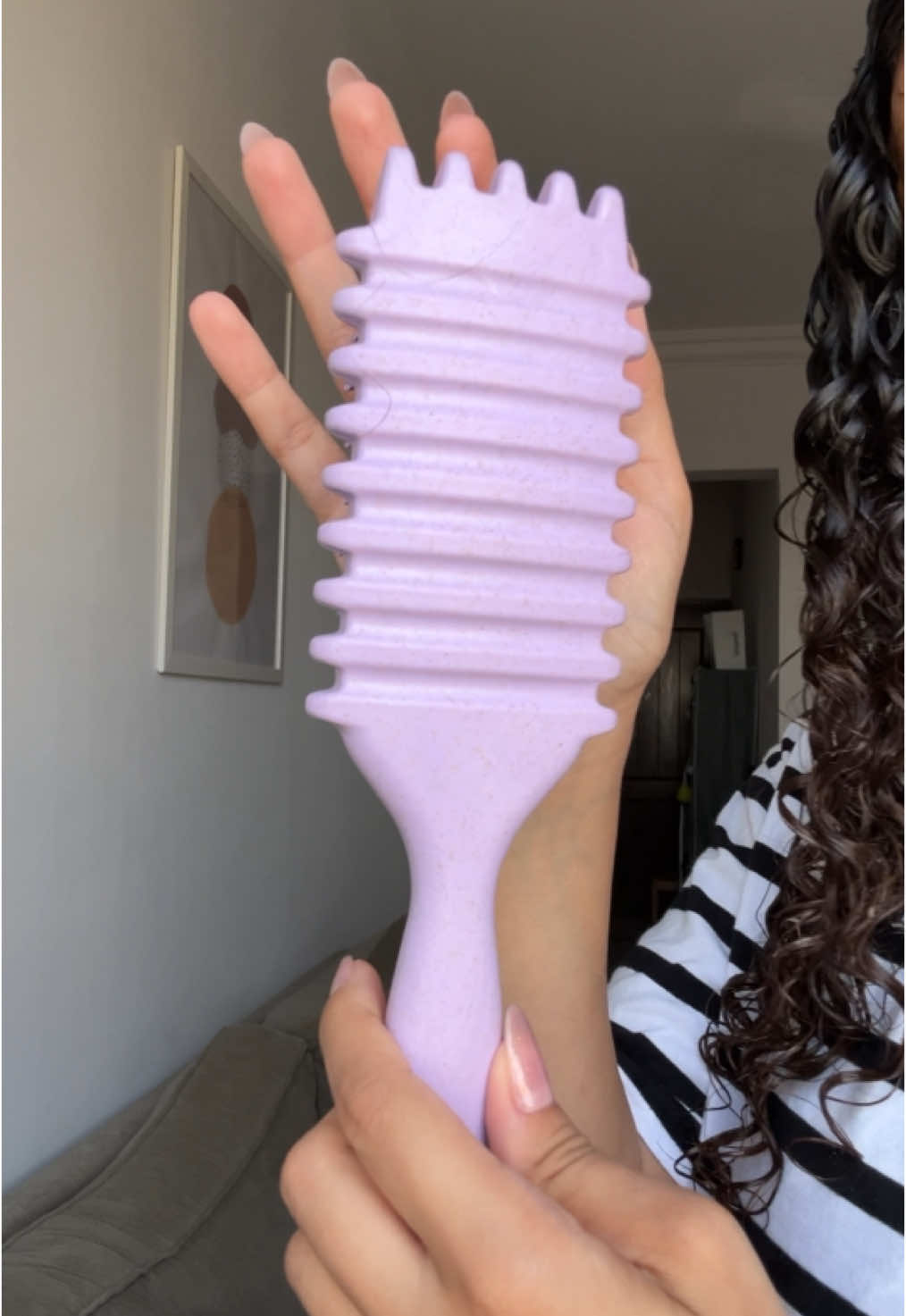 Is it worth the hype ?  For me definitely worth it 💯💯 Did you try it??? #the_curly_duck #curlyhair #curlytips #curlybrush 