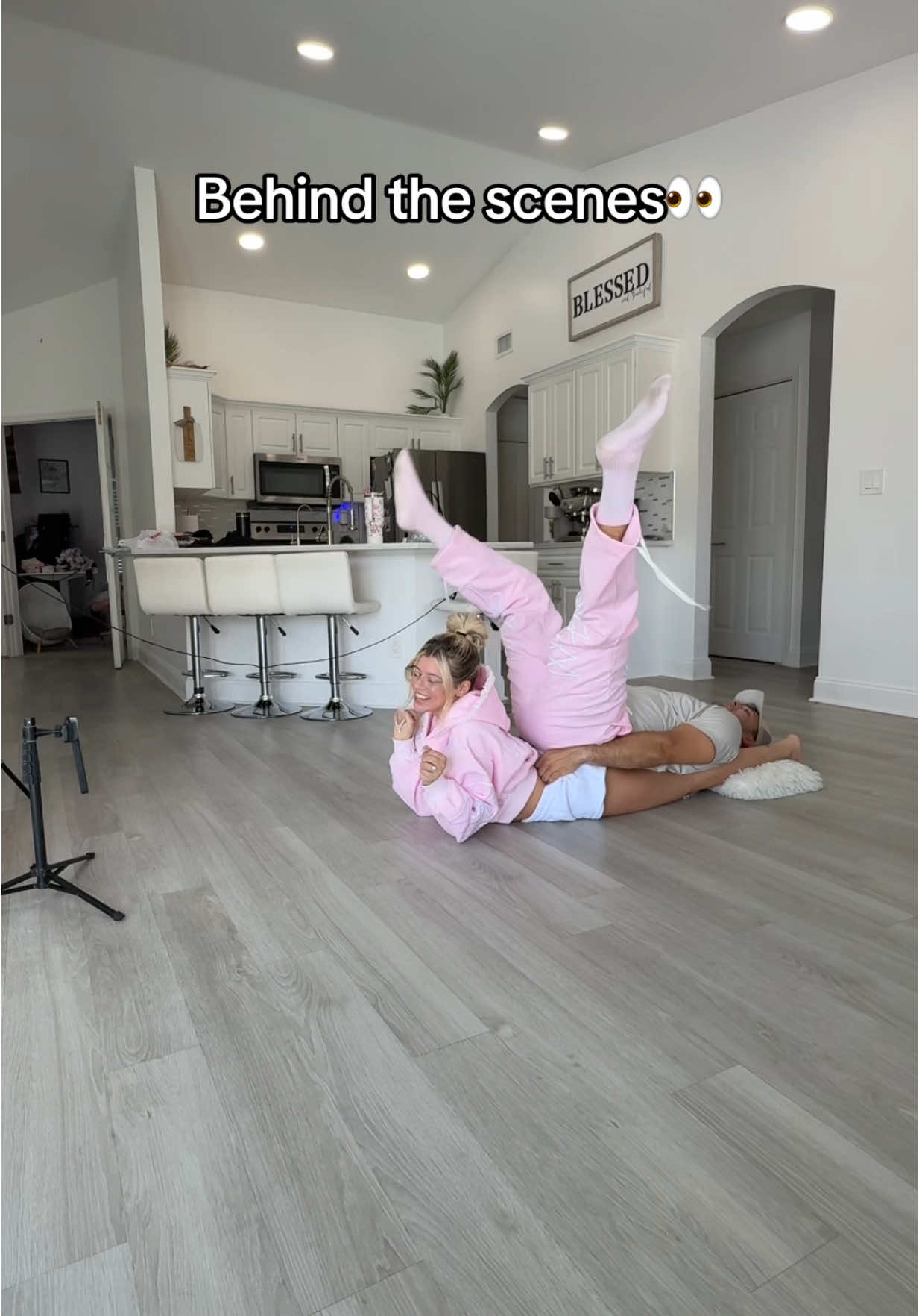 Behind the scenes: bills long legs 🤣❤️ IG: Mariahandbill 